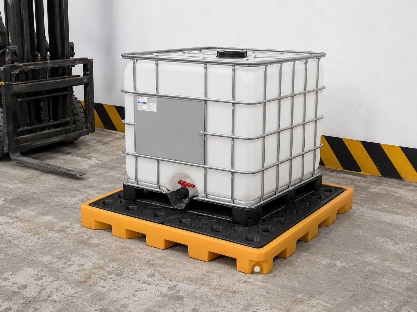 IBC tote containment systems for large-volume intermediate bulk containers