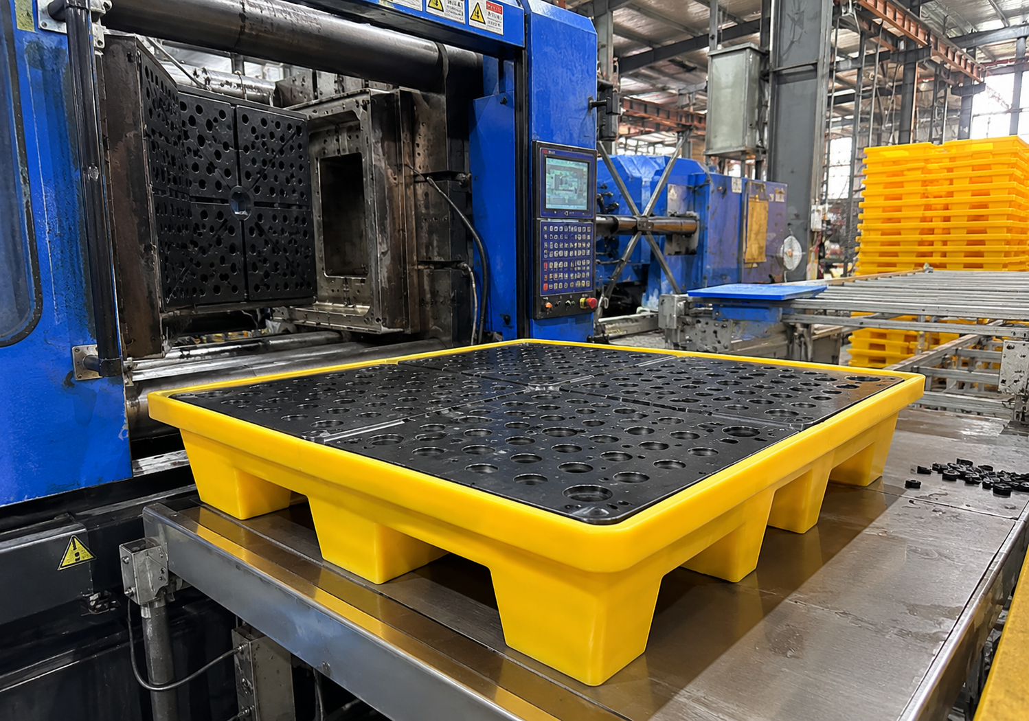 HDPE spill containment pallet with removable grating and forklift pockets